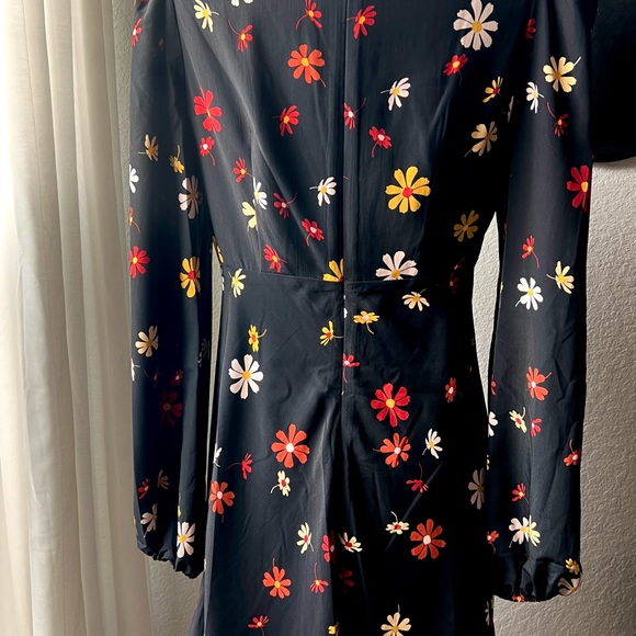 WAYF fall dress with keyholes - Picture 2 of 4